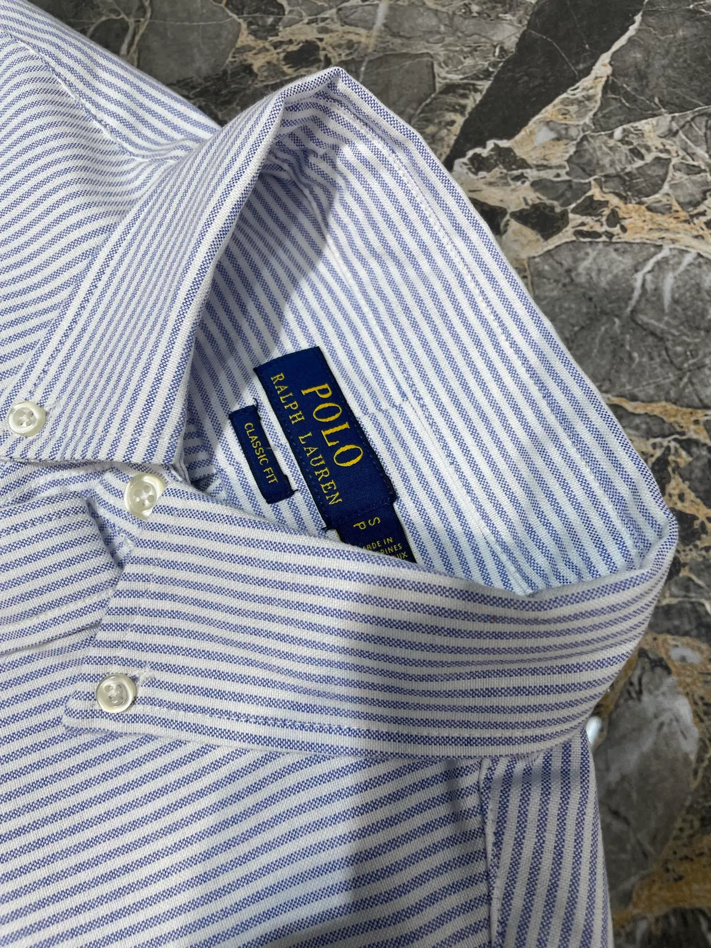P370 Ral Lauren🌟Ralph Lauren Oxford woven striped logo embroidered buttoned lapel long-sleeved casual shirt, same style for men and women, comes with a sense of atmosphere, is comfortable and versatile, and has perfect texture. It is an exquisite style that walks between formal and casual! The classic official website without style classification is on sale. It is made of original pure cotton Oxford fabric, washed for ready-to-wear, skin-friendly and comfortable, with classic embroidered logo, invincible and versatile, suitable for both business and leisure! A complete set of original three-label accessories, 2 models of collar buttons, different currencies, and three spare buttons with a small amount left over from the original order! All fabric accessories are provided by customers! ! The details and craftsmanship are amazing! The QR code can be scanned! A wardrobe essential! The style is simple, stylish and casual! Super handsome upper body! Don’t miss it if you like it! Classic embroidered logo, versatile and suitable for both business and leisure!   size：xs-xl